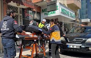 Geri manevra sırasında kaldırımda oturan yaşlı...