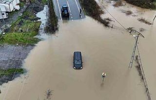 Göle dönen yolda mahsur kalan sürücü aracını...