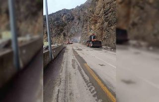 Gümüşhane’de heyelan sonrası kapanan yol yeniden...