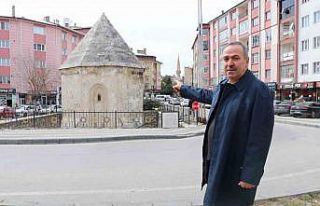 Gün boyu insanlar fark etmeden yanından geçiyor,...