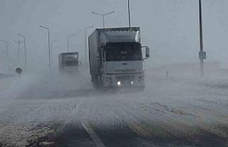 Güzeldere Geçidi’nde tipi trafiği olumsuz etkiliyor