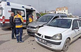 Hafif ticari araç ile otomobil çarpıştı: 1 yaralı