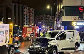 Hafif ticari araç ile otomobil çarpıştı: 2 yaralı