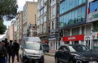 Hafif ticari araç kaldırıma çıktı, trafik levhası...