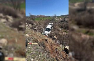 Hafif ticari araç şarampole girdi: 4 yaralı