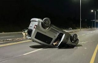 Hafif ticari araç takla attı