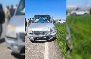 Hafif ticari ile otomobil çarpıştı: 2 yaralı