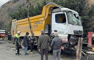 Hafriyat kamyonu refüje daldı, sürücü yaralandı