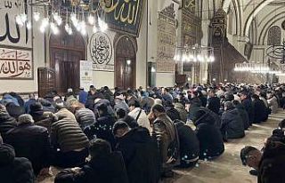 Hafta sonunu fırsat bilen vatandaşlar sabah namazında...