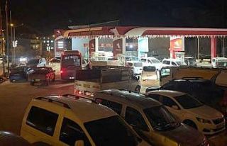 Hakkari’de akaryakıt kuyruğu: Zam beklentisi istasyonları...