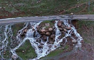 Hakkari’de asfaltın ortasından su pınarı fışkırdı