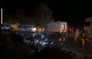 Hakkâri’de tır otomobille çarpıştı: 2 yaralı