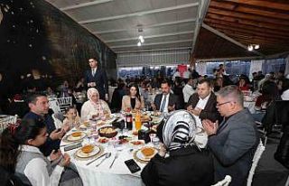 Hatay’da koruyucu aileler iftar sofrasında bir...