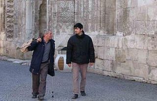 Hem seyyar satıcılık yapıyor, hem de gönüllü...