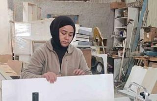 Hem üniversite okuyor hem mobilya atölyesinde çalışıyor