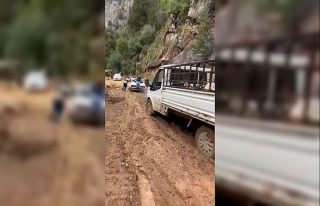 Heyelan sonrası yol çamura bulandı, offroad yarışlarını...