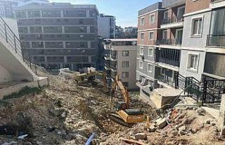 Heyelanda çöken istinat duvarının enkazını kaldırma...