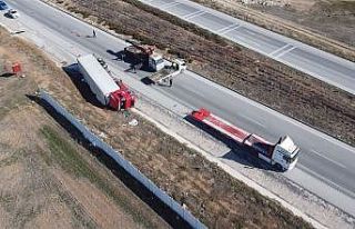 Hırdavat malzemesi yüklü tır devrildi, sürücü...