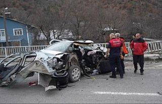 Hurdaya dönen araçtan sağ kurtuldular: 1’i bebek...
