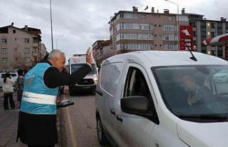 İftar vakti yolda olan sürücülere iftarlık dağıttılar