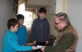 İhtiyaç sahipleri için harçlıklarını biriktiren...