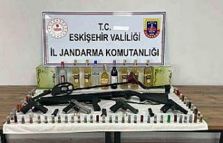 İkametlerinde silah, mühimmat ve kaçak alkol bulunduran...