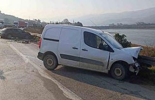 İki otomobil kafa kafaya çarpıştı: 1 yaralı