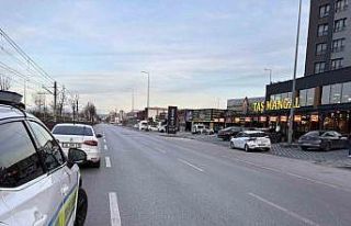 İki otomobil ve tramvayın karıştığı kazada...