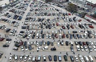 İkinci el oto pazarında buruk bayram