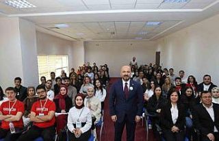 İl Sağlık Müdürü Nacar, gençlere tecrübelerini...