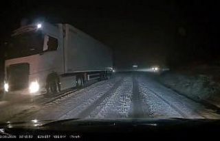 İnegöl karayolunda etkili olan kar yağışı sürücülere...