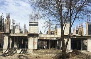 İnşaat işçisi yüksekten düşerek ağır yaralandı