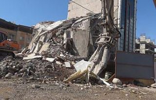 İş makinasının kolona son dokunuşu 7 katlı binayı...