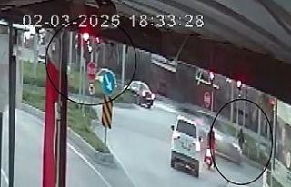 Işık ihlali yapan motosiklet otomobille çarpıştı:...