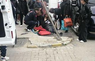 Isparta’da kontrolden çıkan otomobil yayaya çarptı:...