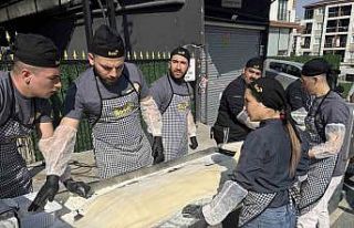 İstanbul’da lahmacun rekoru: 63 metrelik dev lahmacun...