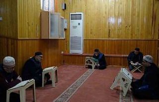 İtikafa girenler Ramazan’ın son günlerini ibadetle...