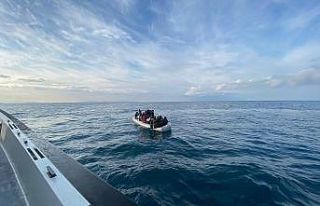 İzmir açıklarında 37 düzensiz göçmen yakalandı,...