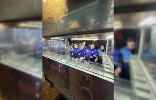 İzmir’de iki bardak çayı 300 liraya satan satıcıların...