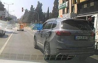 İzmir’de kural tanımaz sürücü araç kamerasına...