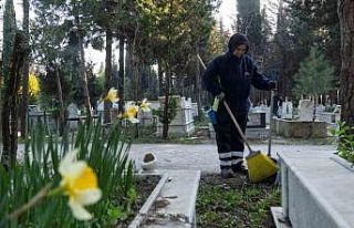 İzmir’de mezarlıklar Ramazan Bayramı’na hazırlanıyor