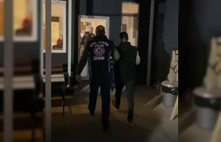 İzmir’de otobüsün önünü kesen sürücüye...