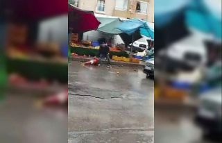 İzmir’de sinir krizi geçiren manav ortalığı...