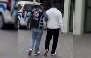 İzmir’de trafikte aracın önünü kesen sürücüye...