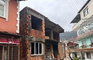 İzmit’te kullanılmayan iki katlı evin çatısı...