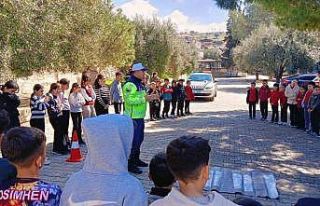 Jandarma ekiplerinden öğrencilere trafik bilinci...