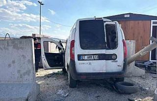 Jandarma uygulama noktasında bariyere çarpan sürücü...