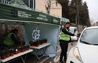 Kabir ziyaretlerinde vatandaşlara ücretsiz çiçek...