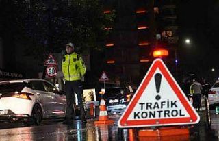 Kadıköy’de kural tanımayana geçit yok: Trafikte...