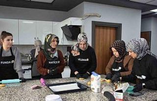 Kadınlar bu kursta hem öğreniyor, hem ailelerine...